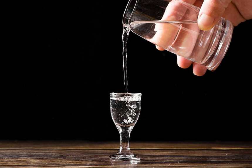 白酒的酒杯该怎么选?品酒之后如何清洗、保存白酒的酒杯?